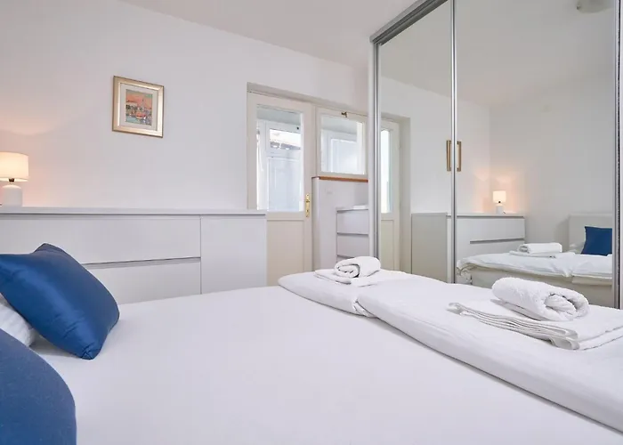 Andrea Mit Stadtblick By Interhome Apartament