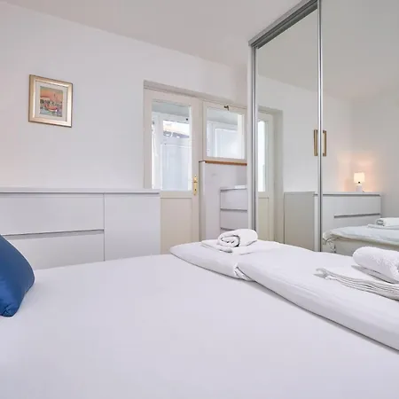 Andrea Mit Stadtblick By Interhome דירה